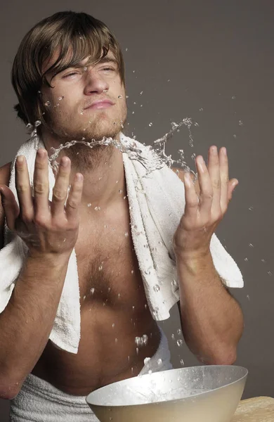 Мужчина Рубашки Брызгает Водой Лицо — стоковое фото