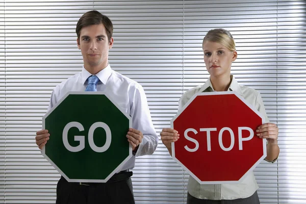 Geschäftsmann Mit Schild Geschäftsfrau Mit Stop Schild — Stockfoto