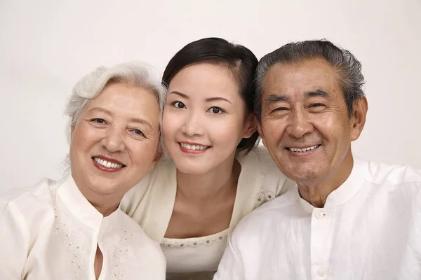Frau Posiert Mit Senioren Paar — Stockfoto