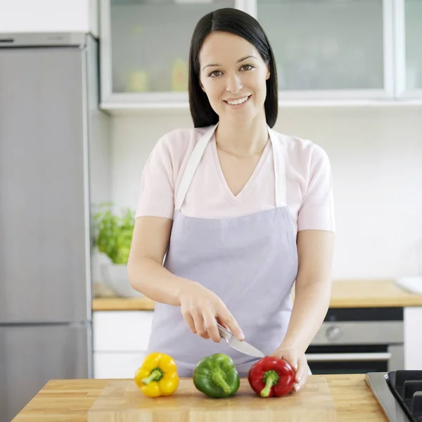 Mujer Cortando Pimientos —  Fotos de Stock