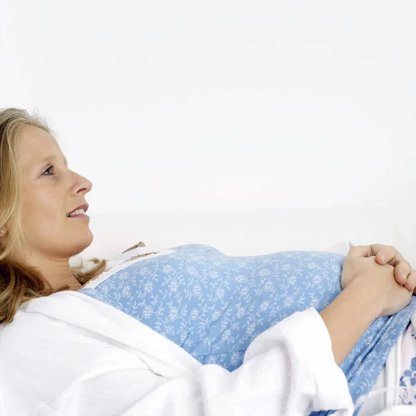 Mujer Embarazada Acostada Sofá —  Fotos de Stock