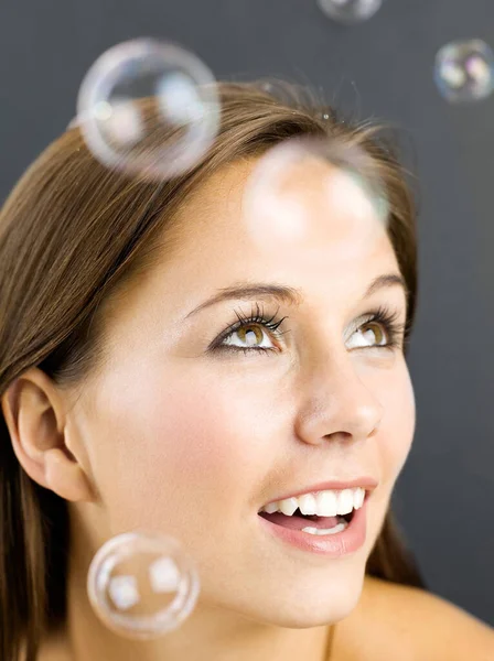 Mujer Mirando Burbujas —  Fotos de Stock