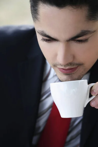 Joven Empresario Tomando Café Oficina —  Fotos de Stock