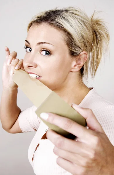 Mujer Sosteniendo Una Longitud Cinta — Foto de Stock