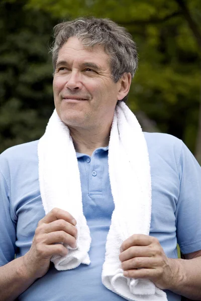 Senior Man Met Handdoek Zijn Nek — Stockfoto