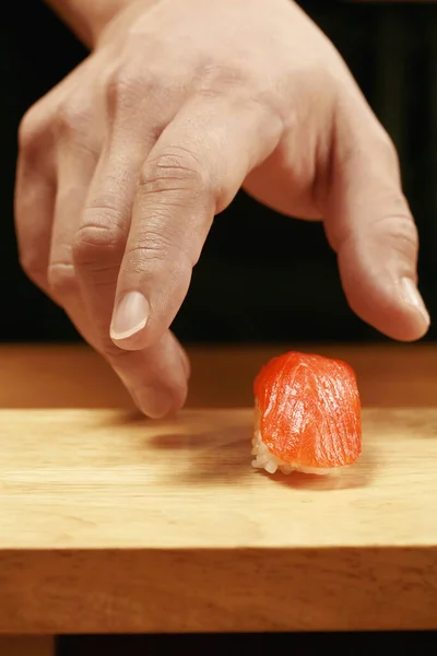 Mannen Som Tar Sushi Från Hackbrädan — Stockfoto