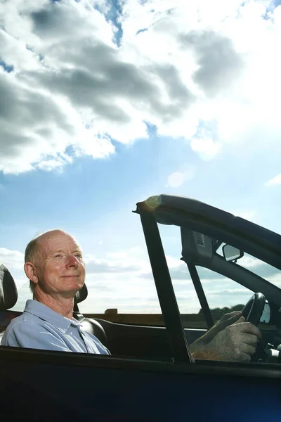 Senior Man Rijdt Auto — Stockfoto