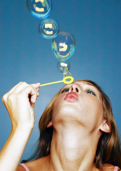 Mujer Soplando Burbujas Estudio Fondo — Foto de Stock
