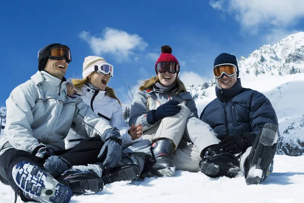 Amigos Sentados Chão Nevado Rindo Alegremente — Fotografia de Stock