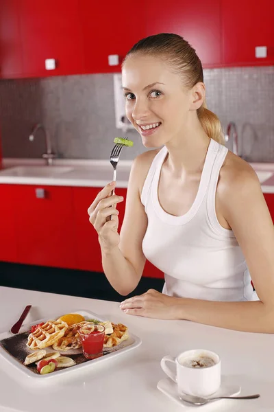 Mulher Desfrutando Pilhas Waffle Levemente Manteiga Com Morangos Frescos Cubos — Fotografia de Stock