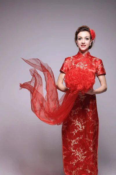 Mulher Cheongsam Segurando Buquê Organza — Fotografia de Stock