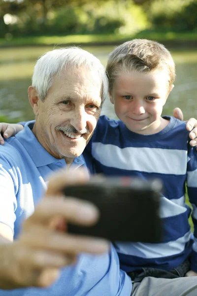 Homme Âgé Prenant Des Photos Avec Son Petit Fils — Photo