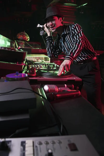 Man Spinning Records Turntable — Stock Photo, Image