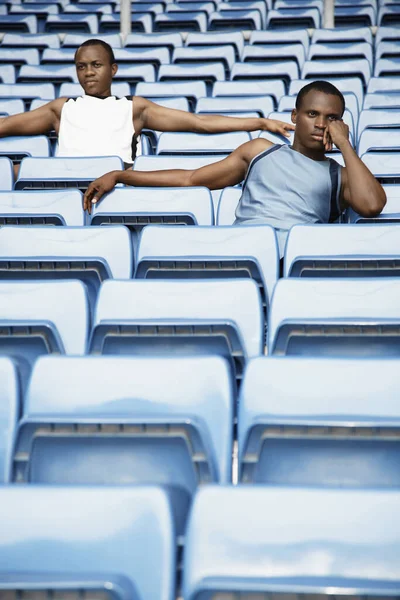 Hombres Sentados Entre Filas Asientos Azules Estadio — Foto de Stock