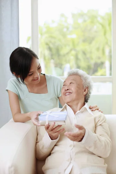 Mujer Dando Mujer Mayor Una Caja Regalo — Foto de Stock