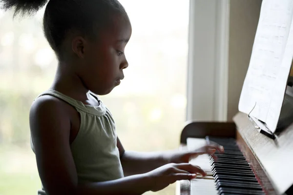 Девушка Играет Пианино Красиво — стоковое фото