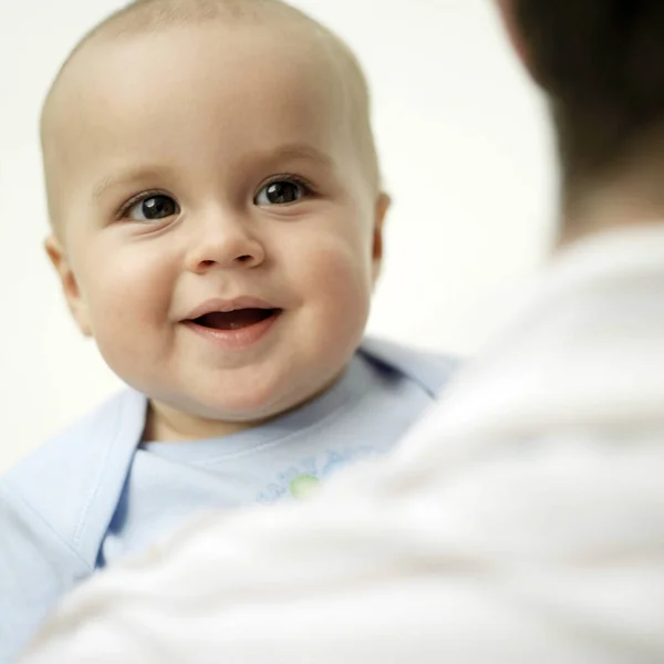 Padre Che Porta Bambino — Foto Stock