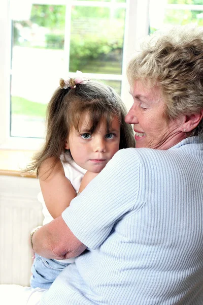 Een Oude Vrouw Die Haar Kleindochter Knuffelt — Stockfoto