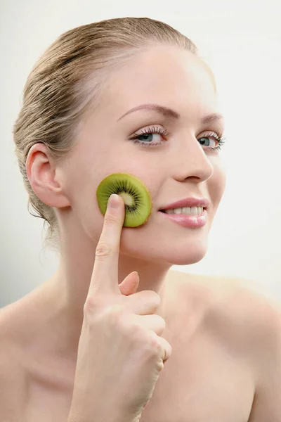Mujer Con Una Fruta Kiwi Rebanada Mejilla — Foto de Stock