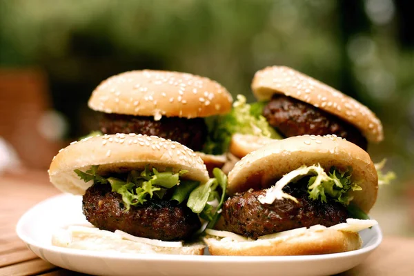 Burger Mit Steak Drinnen — Stockfoto