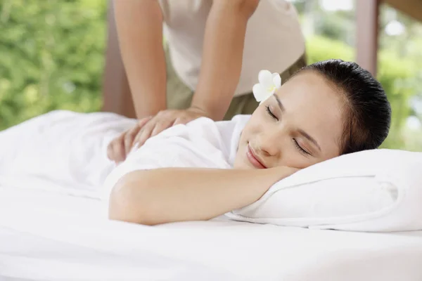 Mujer Disfrutando Masaje Espalda — Foto de Stock