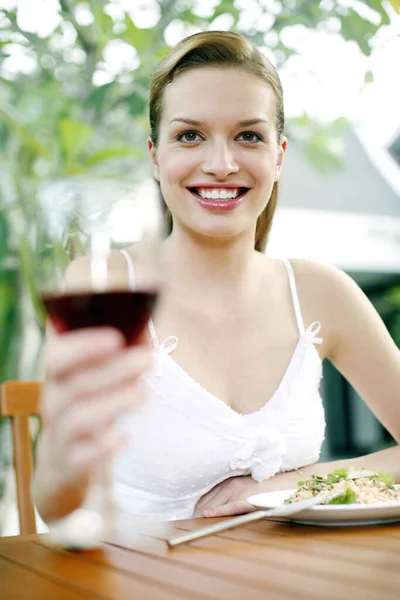 Mujer Proponiendo Brindis — Foto de Stock