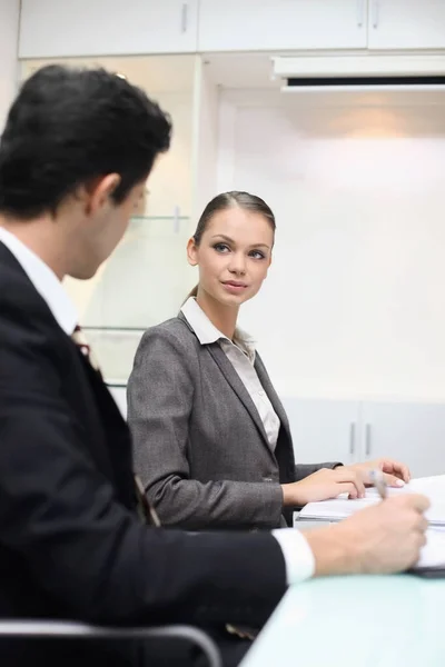 Homme Affaires Femme Affaires Dans Une Salle Conférence — Photo