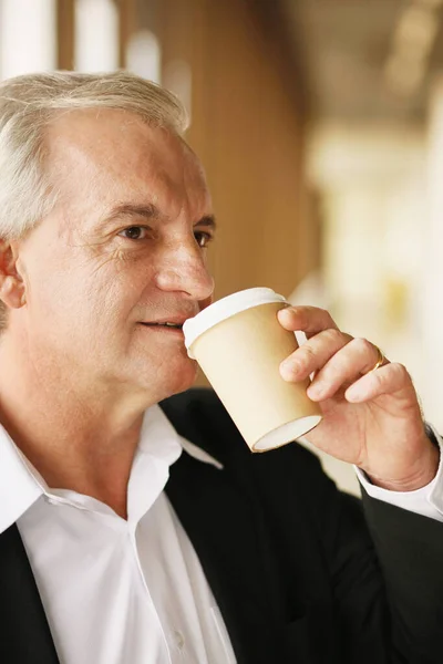 Zakenman Die Koffie Drinkt Terwijl Hij Wacht Luchthavenlounge — Stockfoto