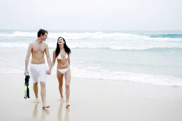 ビーチを散歩しているカップル — ストック写真