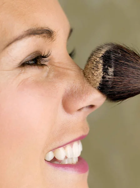 Mujer Desempolvando Polvo Cara — Foto de Stock