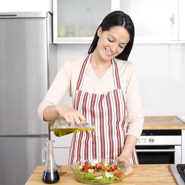 Mujer Vertiendo Aceite Oliva Ensalada —  Fotos de Stock