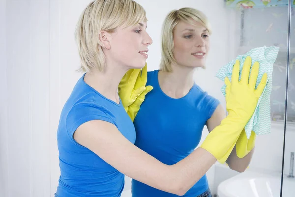 Woman Cleaning Bathroom Mirror — Stock Photo, Image