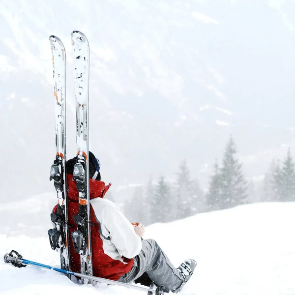 雪の斜面に一人で座っているスキーヤー — ストック写真