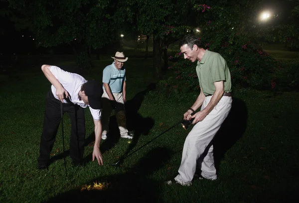 Tre Uomini Alla Ricerca Palline Golf Mancanti — Foto Stock