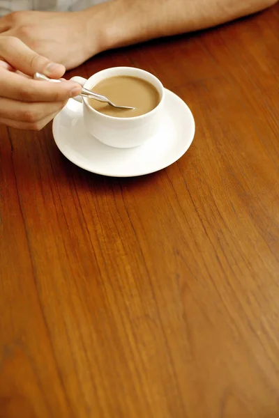Ręcznie Mieszając Filiżankę Kawy — Zdjęcie stockowe