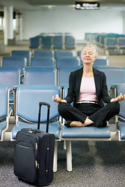 Mujer Negocios Meditando Salón Del Aeropuerto — Foto de Stock