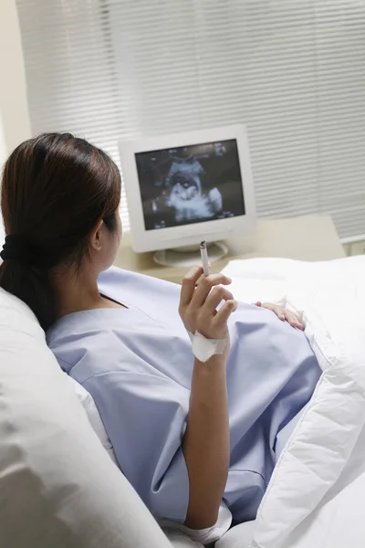 Donna Incinta Sdraiata Sul Letto Fumare — Foto Stock