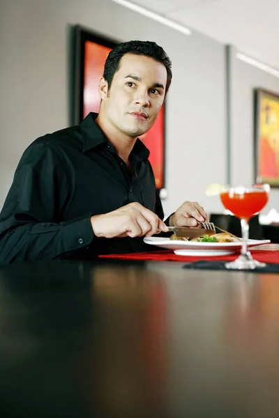 Mężczyzna Delektujący Się Posiłkiem Luksusowej Restauracji — Zdjęcie stockowe