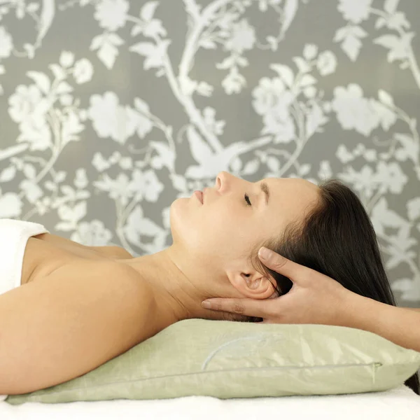 Vrouw Genieten Van Een Hoofd Massage — Stockfoto