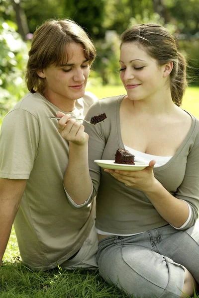 Adolescente Casal Sentado Campo Desfrutando Pedaço Bolo — Fotografia de Stock