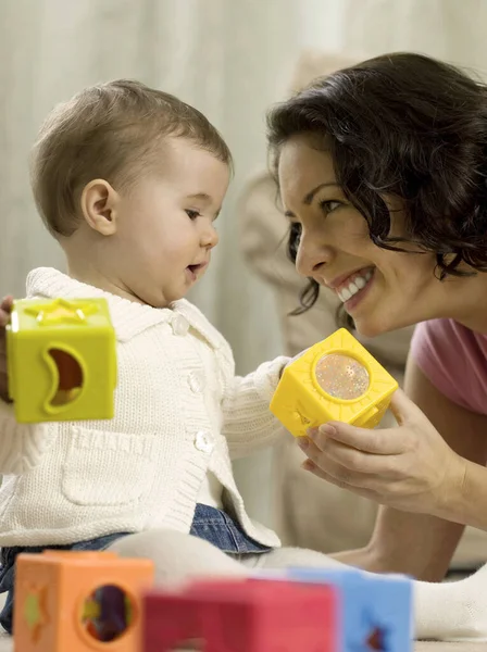 Mãe Brincando Com Bebê Menina — Fotografia de Stock