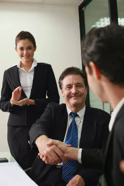 Businessmen Shaking Hands Businesswoman Applauding — Stock Photo, Image
