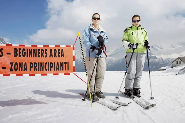 Skieuses Sur Piste Enneigée — Photo