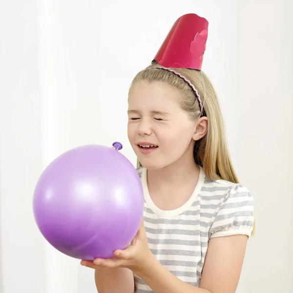 Mädchen Mit Party Hut Schließt Die Augen Während Sie Luftballon — Stockfoto