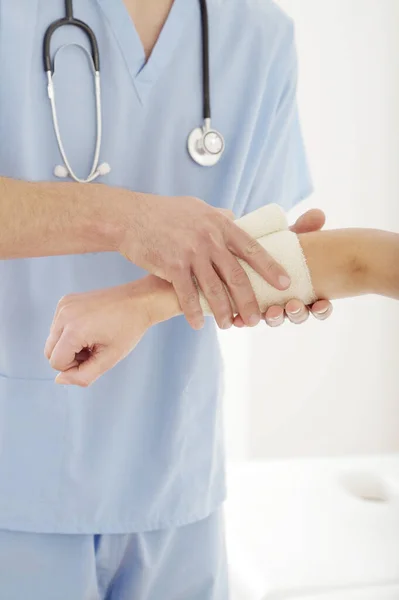 Médico Sexo Masculino Tratando Paciente — Fotografia de Stock