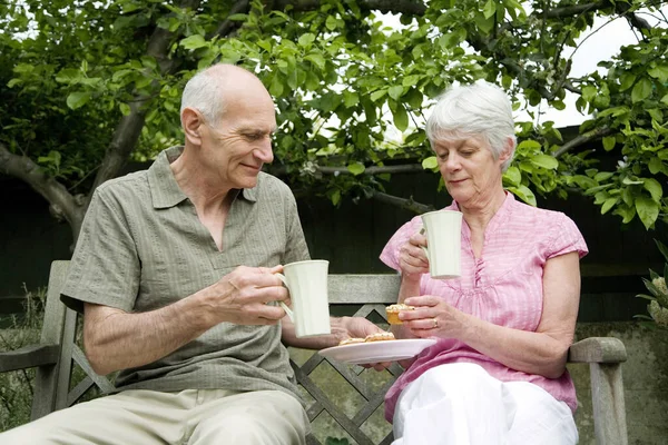 Starší Muž Žena Sedí Lavičce Užívají Čaj — Stock fotografie