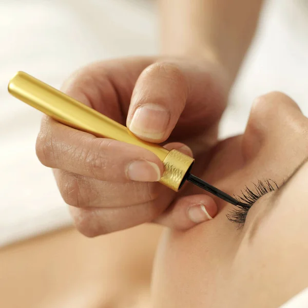 Flüssiger Eyeliner Von Hand Auf Das Augenlid Der Frau Auftragen — Stockfoto