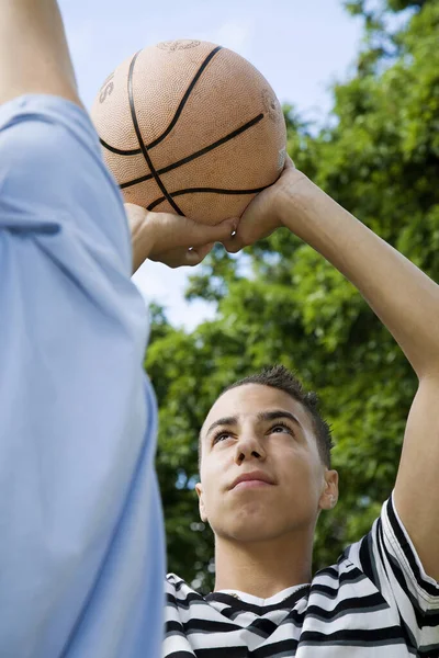 Boys Playing Basketball Park — Stock Photo, Image