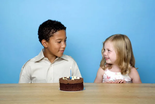 Boldog Gyerekek Ünneplik Születésnapot — Stock Fotó