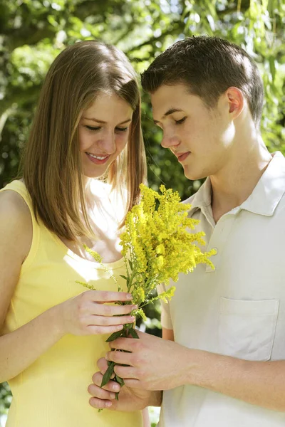 Teenager Gibt Seiner Freundin Einen Blumenstrauß — Stockfoto